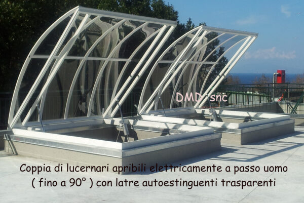 Lucernario-a-tunnel-con-apertura-elettrica-a-passo-uomo-struttura-in-alluminio-bianco-lastre-in-makrolon-trasparente-lastre-policarbonato-alveolare-thermoclea